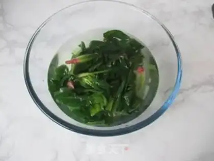 Make Spinach cheese fried eggs step 1
