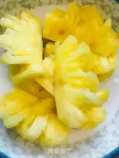 Make Pineapple rice step 1