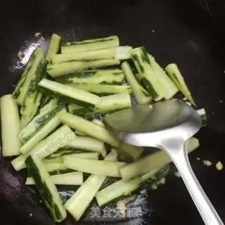 Make Spicy cucumber shrimp step 1