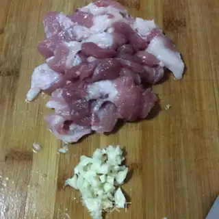 Make Spring fried meat step 1