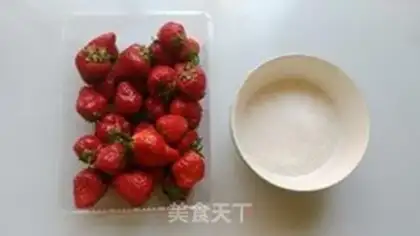 Make Homemade strawberry sauce step 0