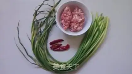 Make The meat and the garlic step 0