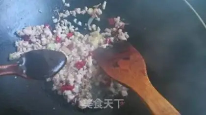 Make The meat and the garlic step 1