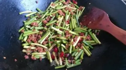 Make The meat and the garlic step 4