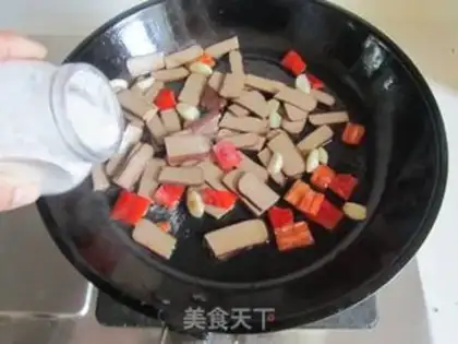 Make Red pepper and fried eggs step 4