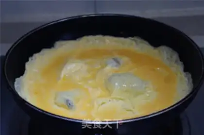 Make Egg bacon roll step 1