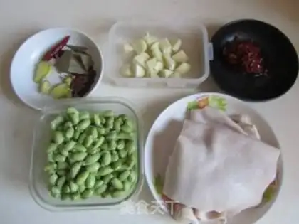 Make Spicy pork-skin and beans step 0