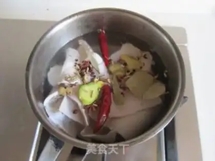 Make Spicy pork-skin and beans step 1