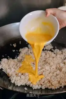 Make Shrimp egg fried rice step 4