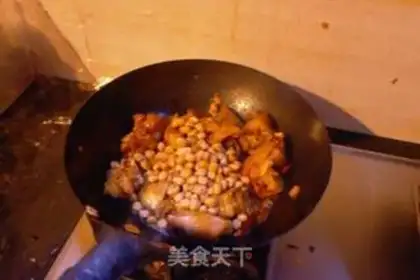Make Peanut stew pig
