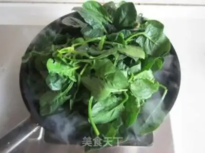 Make Spinach fried eggs step 1