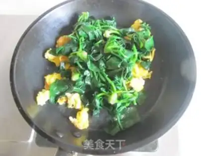 Make Spinach fried eggs step 5
