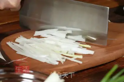 Make Onion noodles step 0