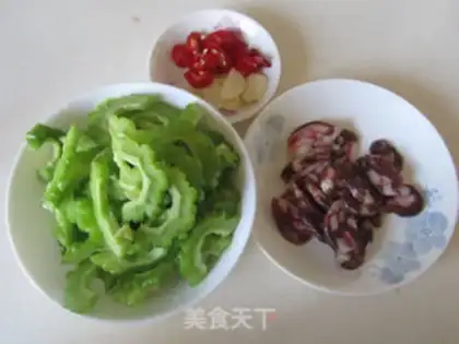 Make Sausage fried bitter melon step 0