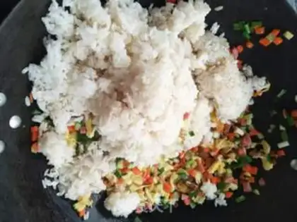 Make Five eggs of fried rice step 5