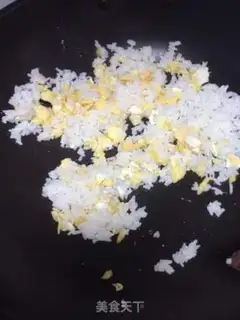 Make Carbine egg fried rice step 5