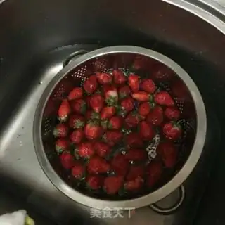 Make Strawberry sauce step 0