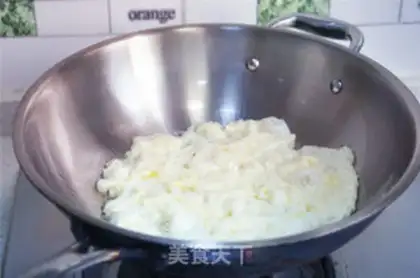 Make Garlic egg fried rice step 2