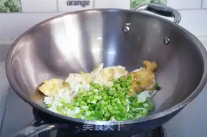 Make Garlic egg fried rice step 3