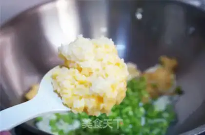 Make Garlic egg fried rice step 4