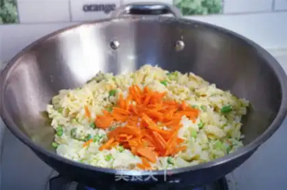 Make Garlic egg fried rice step 5