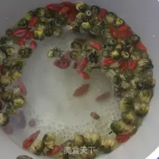 Make A tea with chrysanthemum step 1