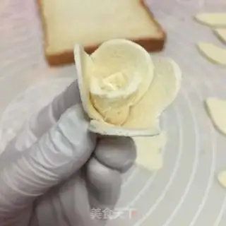 Make Toast roses step 5