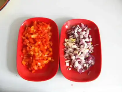 Make North African eggs step 1
