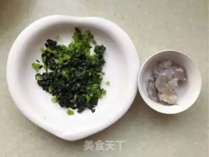 Make Spinach shrimp spa eggs step 1