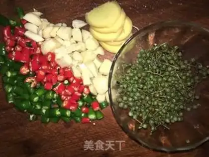 Make Spicy peppers, squirm fish step 1