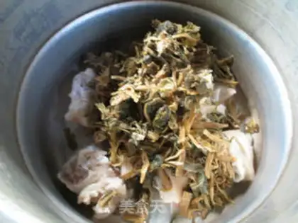 Make Plum-dry pig hoof step 1