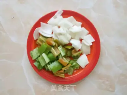 Make Five-coloured vegetable meat string step 1