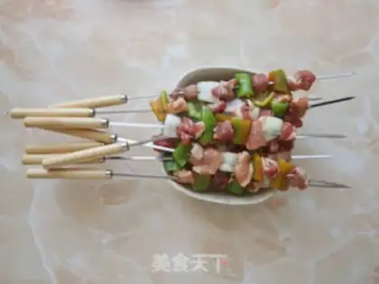 Make Five-coloured vegetable meat string step 2