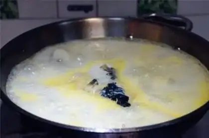 Make Spicy fungi mushrooms, white and black fish soup step 2