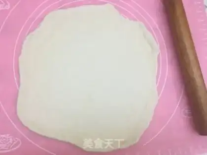 Make Pizza by the seafood flower step 3