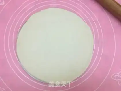 Make Pizza by the seafood flower step 4