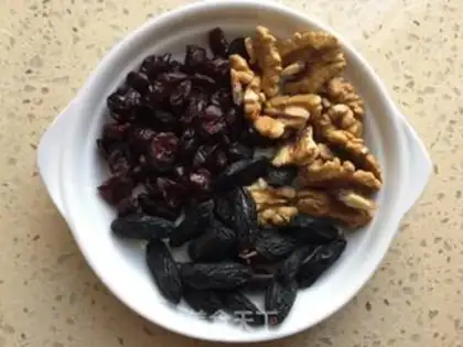 Make Red tea and fruit step 1