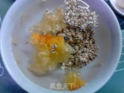 Make Lily rice silver ear soup step 1