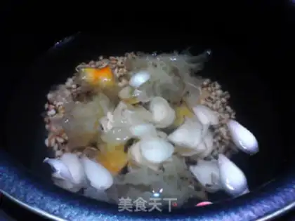 Make Lily rice silver ear soup step 3