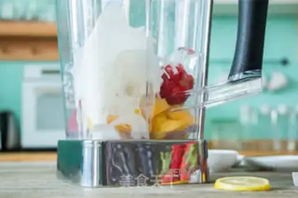 Make Strawberry pineapple shake step 2