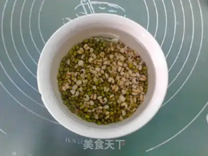 Make Green bean rice lily soup step 1