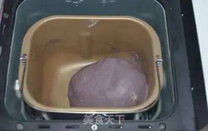 Make Pyramid sugar bread step 3