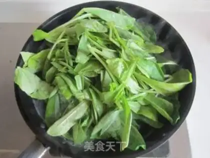 Make radish and fried eggs step 1