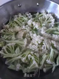 Make Scrambled eggs step 1