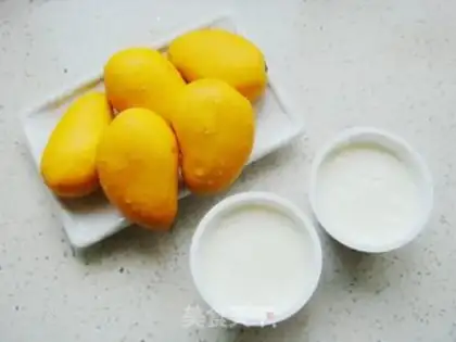 Make Three-colour fruit popsicles step 1