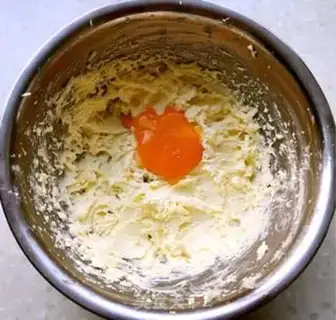 Make Egg yolk ball step 1