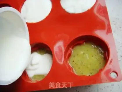 Make Three-colour fruit popsicles step 7