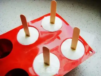 Make Three-colour fruit popsicles step 8