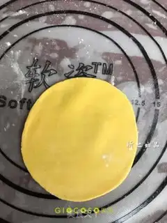 Make Goldfish dumplings step 1
