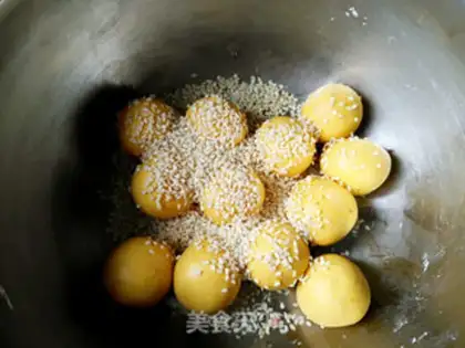 Make Pumpkin ball step 4